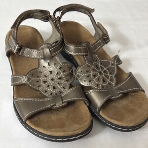 Clarks Bendable Brown Leather Sandals Size 7.5 Gently Used Slip On Strap Shoes